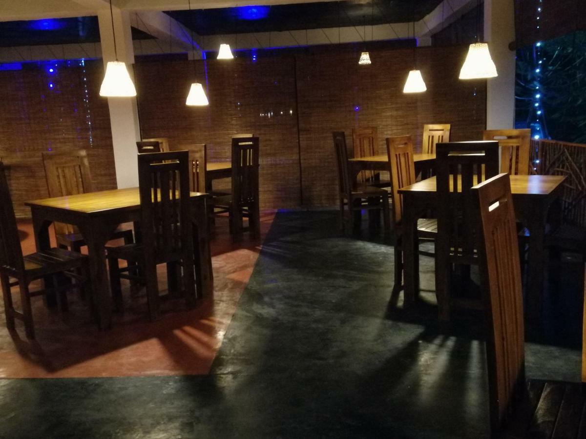 Macnara Travellers Inn ラトゥナプラ エクステリア 写真