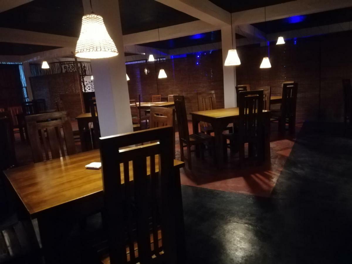 Macnara Travellers Inn ラトゥナプラ エクステリア 写真